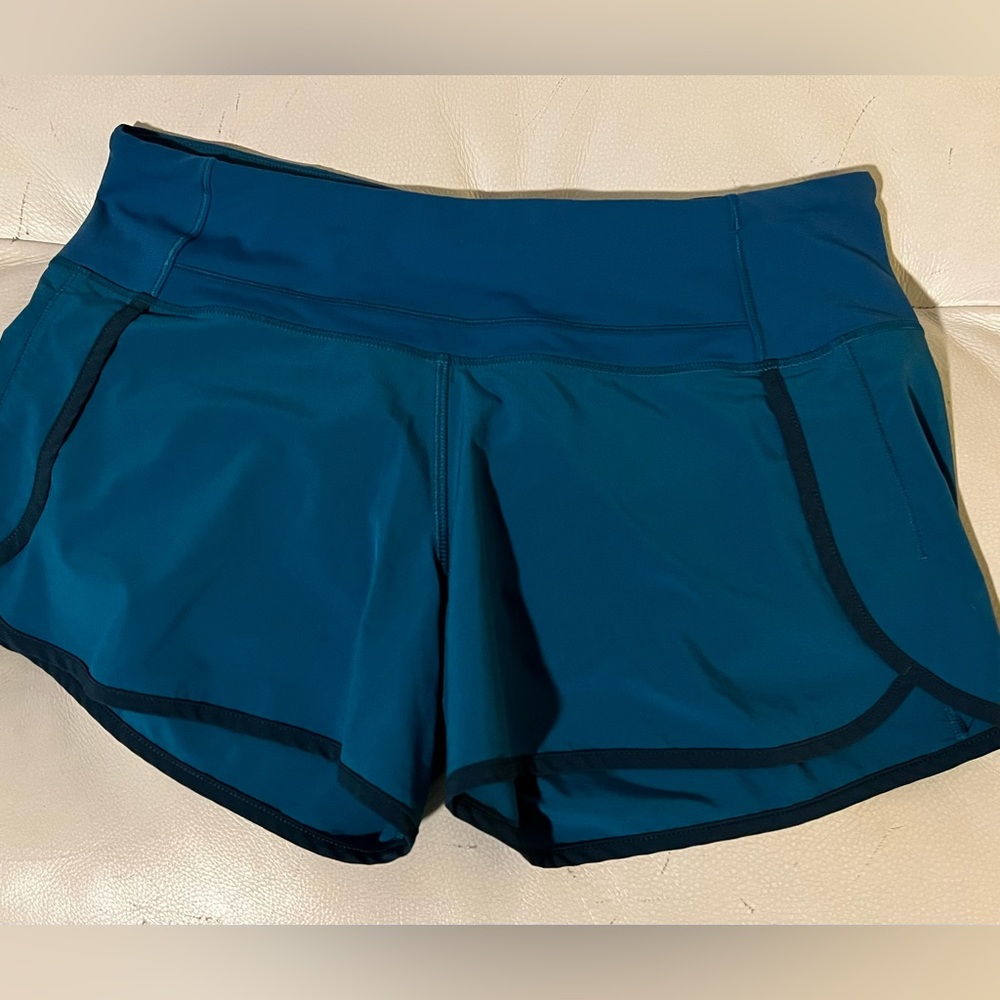 Lululemon shorts sz 6 dot confirmed, excellent condition, 4 in inseam